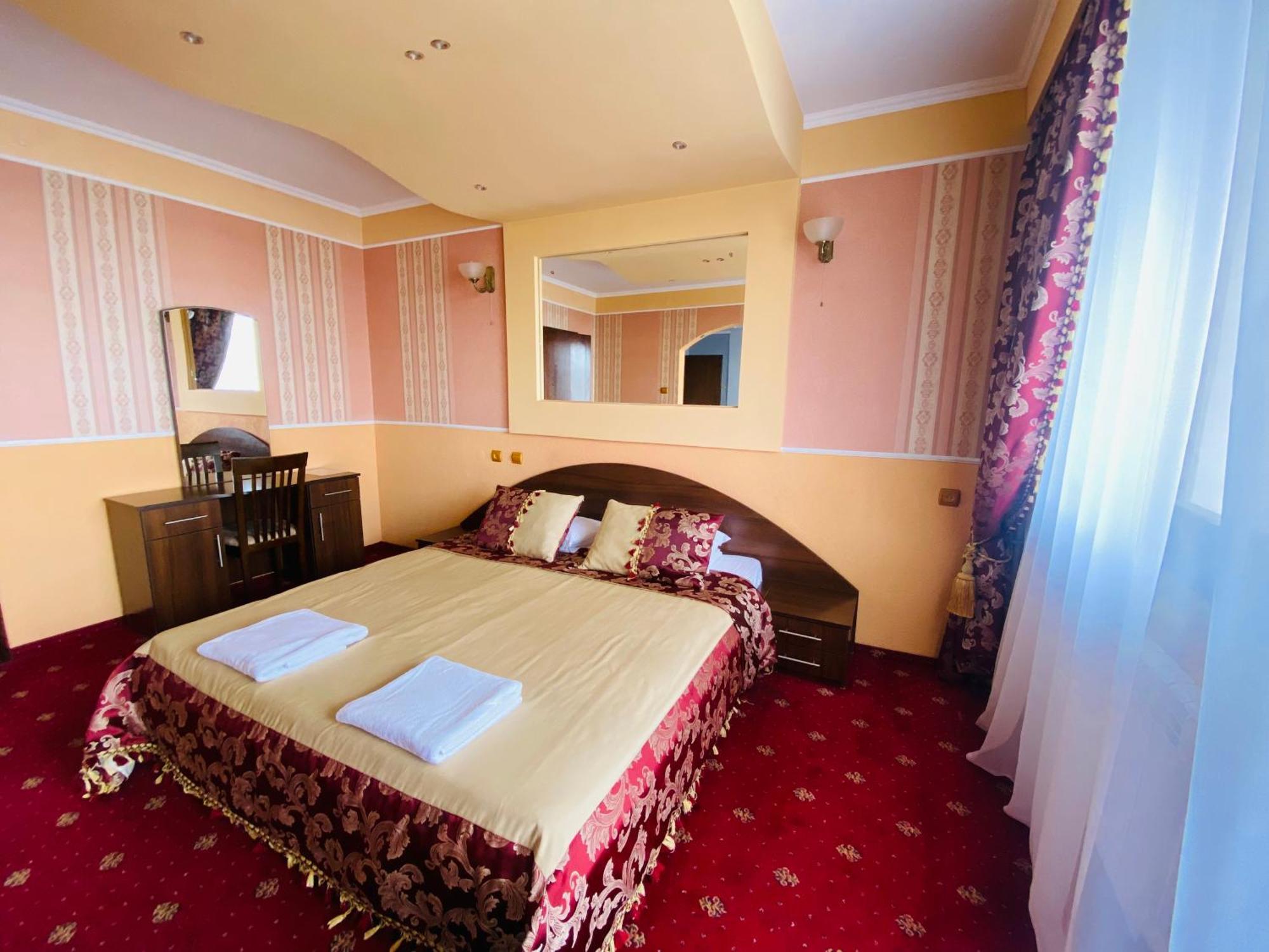 Intourist-Zakarpattia Hotel Uzhhorod Exterior photo