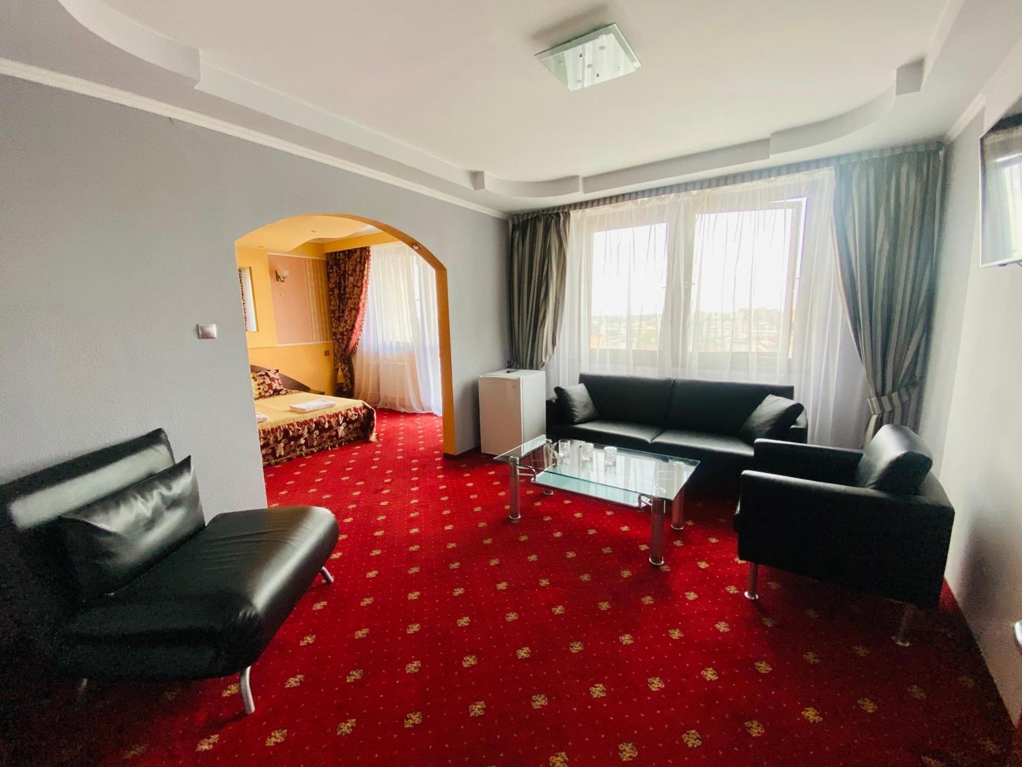 Intourist-Zakarpattia Hotel Uzhhorod Exterior photo
