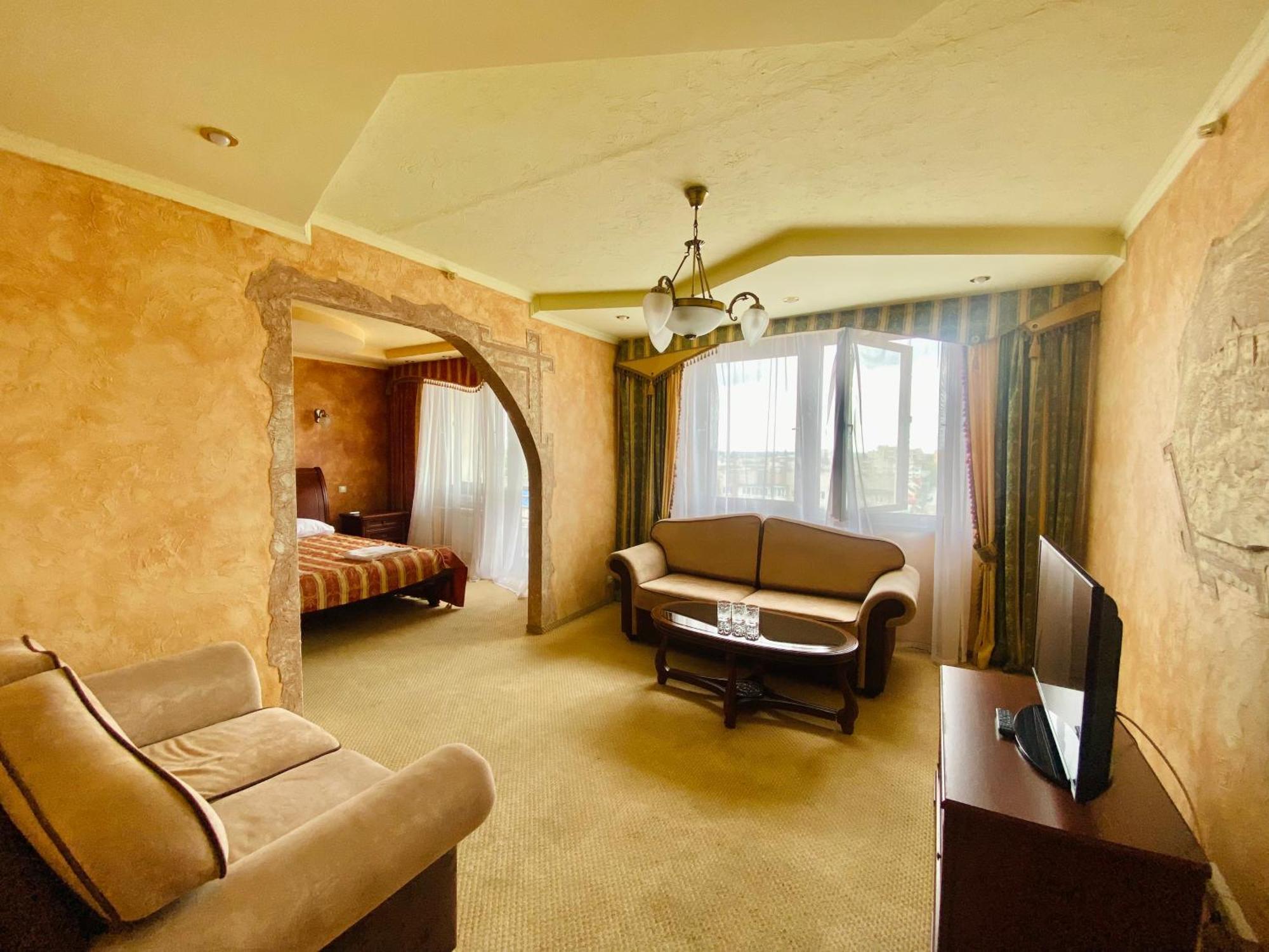 Intourist-Zakarpattia Hotel Uzhhorod Exterior photo